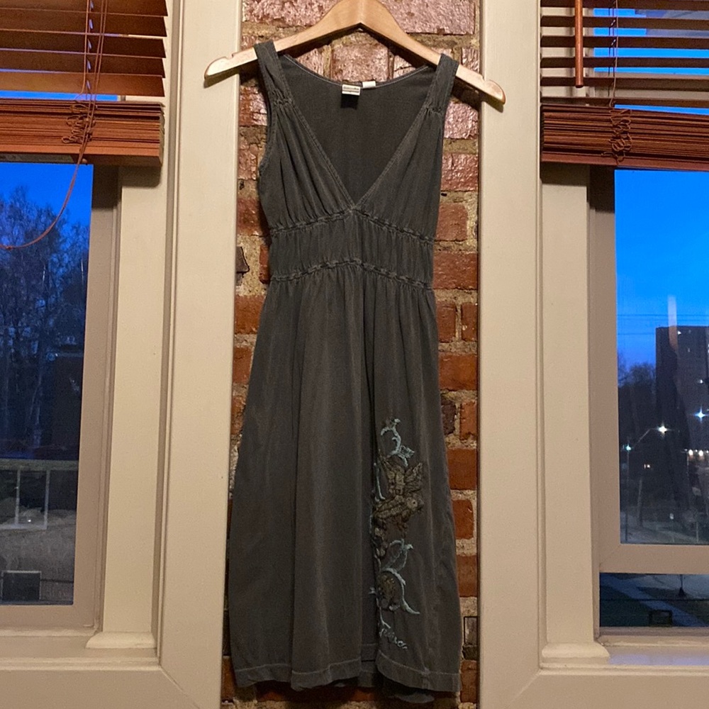 Dress with embroidered bird detail